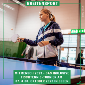 Das Bild zeigt eine junge Tischtennisspielerin, die mit einem Schläger an einer blauen Tischtennisplatte steht und konzentiert von der Kamera wegsieht.