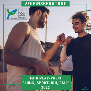Das Bild zeigt zwei Basketballspieler, die freundschaftlich mit den Fäusten einschlagen und dabei lächeln.