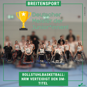 Das Bild zeigt die NRW-Auswahl im Rollstuhltennis, die als frischgebackener deutscher Juniorenmeister in die Kamera lächelt.