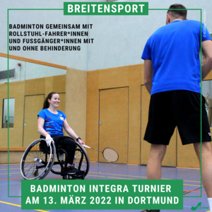 eine Rollstuhlfahrerin mit einem Badmintonschläger in der Hand steht einem Fußgänger gegeneüber. Dieser steht mit dem Rücken zur Kamera. Beide tragen blaue Tshirts. 