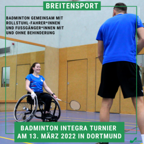 eine Rollstuhlfahrerin mit einem Badmintonschläger in der Hand steht einem Fußgänger gegeneüber. Dieser steht mit dem Rücken zur Kamera. Beide tragen blaue Tshirts. 