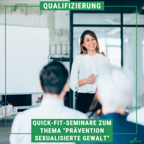 Das Bild zeigt eine junge Frau, die vor anderen Menschen einen Vortrag hält und dabei lächelt.