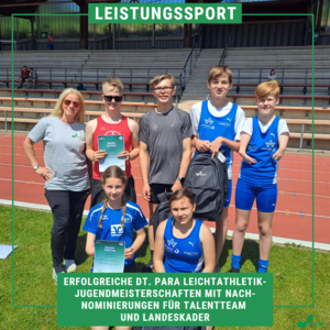 Das Bild zeigt eine Gruppe junger Sportler*innen mit Landestrainerin Kathi Panitz im Leichtathletikstadion. Die Sportler*innen halten die Urkunden zur Aufnahme ins Talentteam bzw. den Landeskader.