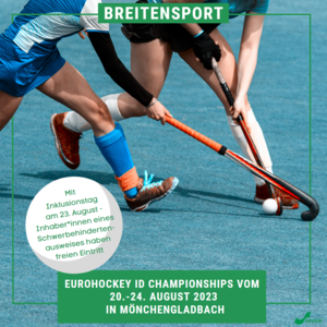 Das Bild zeigt die Unterkörper zweier Hockeyspieler, die gerade um den Ball kämpfen.