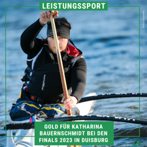 Das Bild zeigt die Kanutin Katharina Bauernschmidt im Kanu auf dem Wasser.