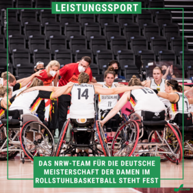 Das Bild zeigt mehrere Rollstuhlbaksteballerinnen die einen Kreis bilden und sich die Hände auf die Schultern legen. 